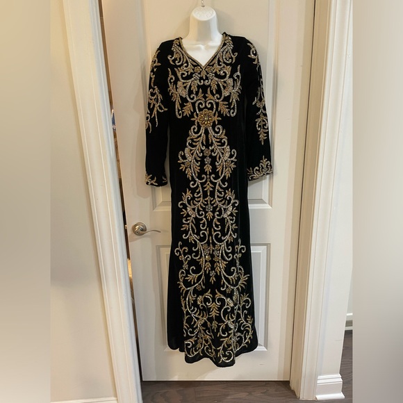VTG BLACK VELVET BEADED EMBELLISHED GOWN DRESS SIZE SMALL - Picture 13 of 16
